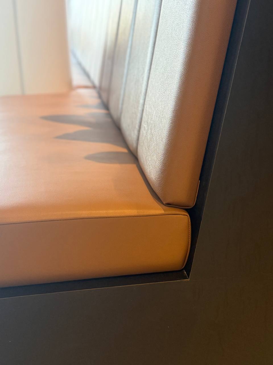 Chaises en bois restaurées et rembourrées par Atlas Upholstering — restauration de meubles Montréal