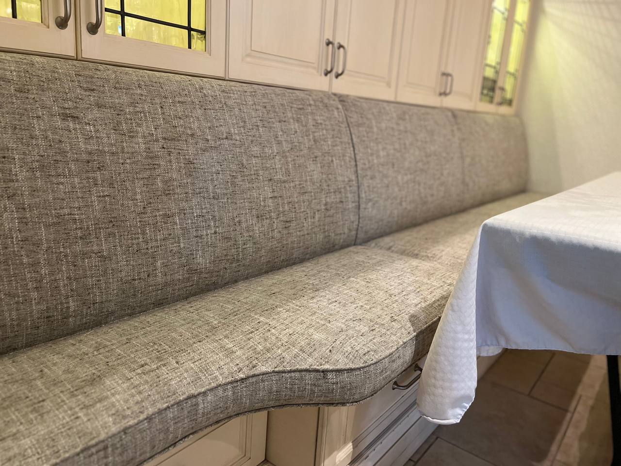 Built-in kitchen banquette seating — custom banquette Montreal by Atlas